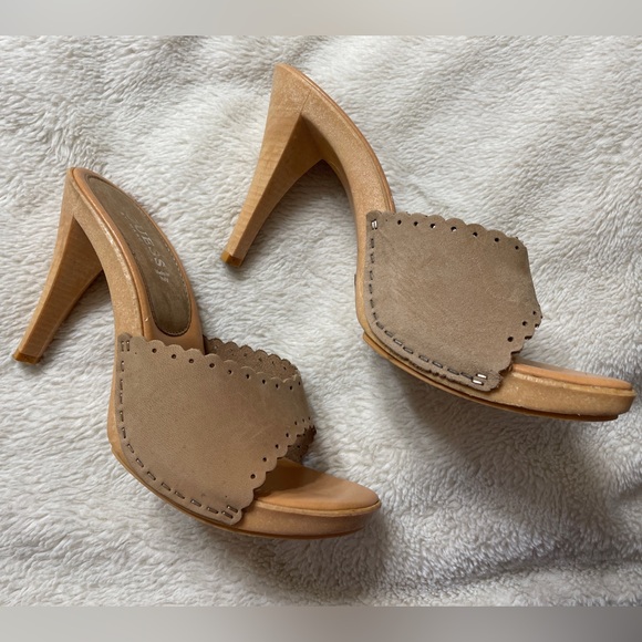 Guess Shoes - EUC Women's GUESS Light Tan Sandals